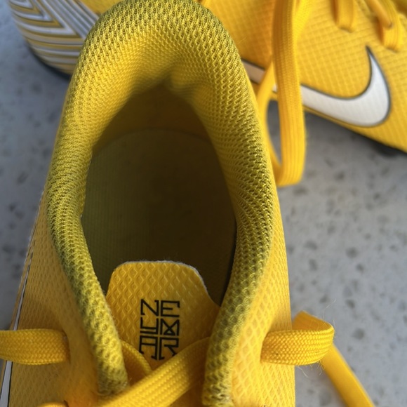 Boy’s Nike soccer shoes. - Picture 5 of 8